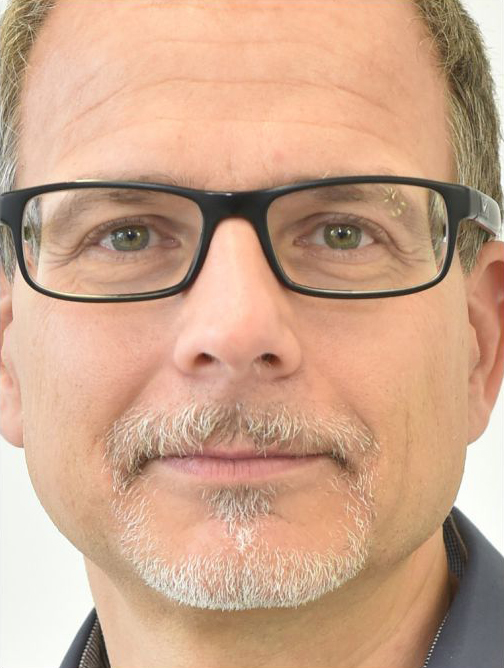 Ein Mann mit Brille