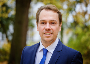 Ein Mann im Anzug