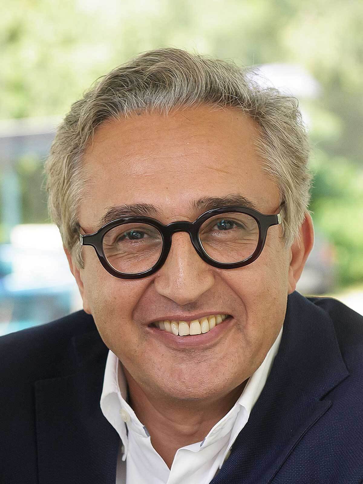 portrait eines Mannes mit Brille