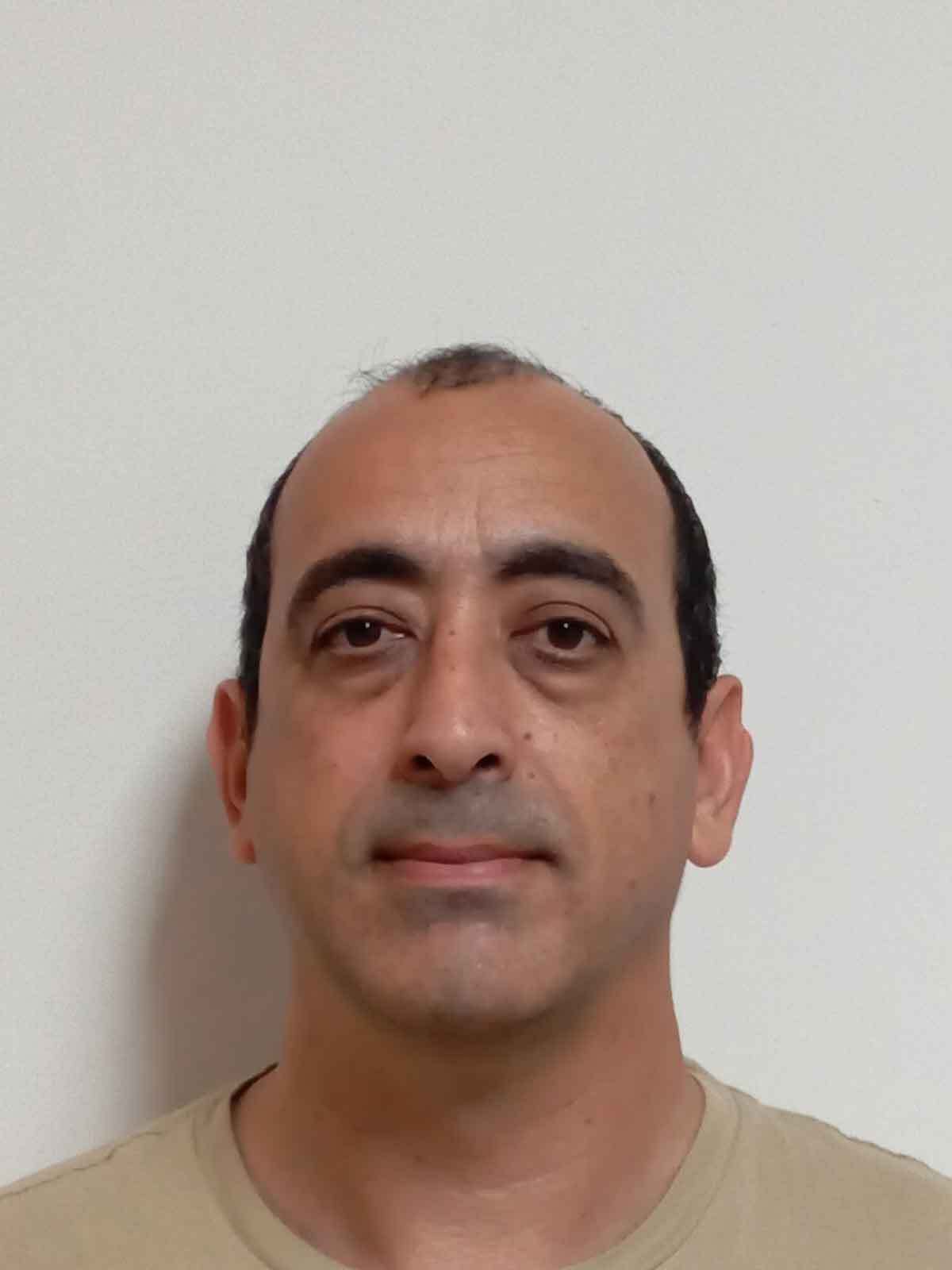 Portrait eines Mannes vor einer weißen Wand