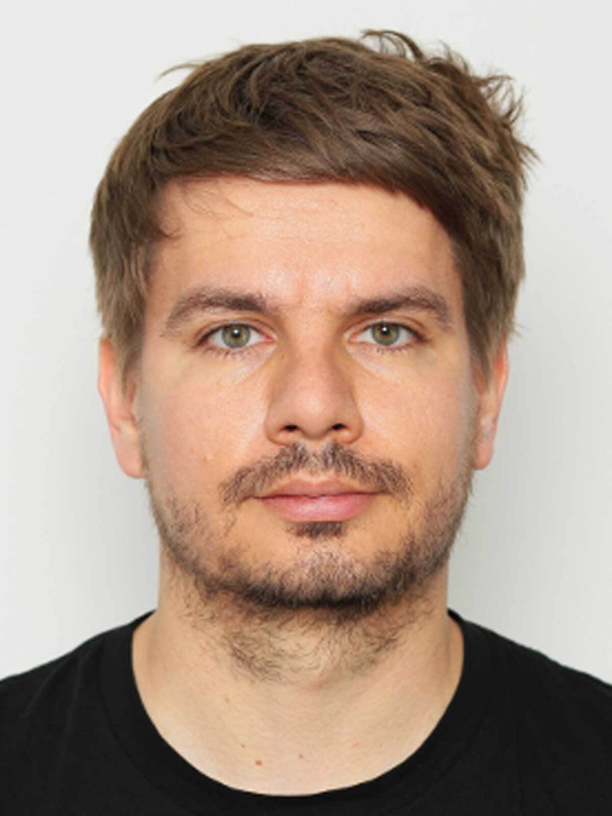 Portrait eines Mannes in einem schwarzen T-Shirt