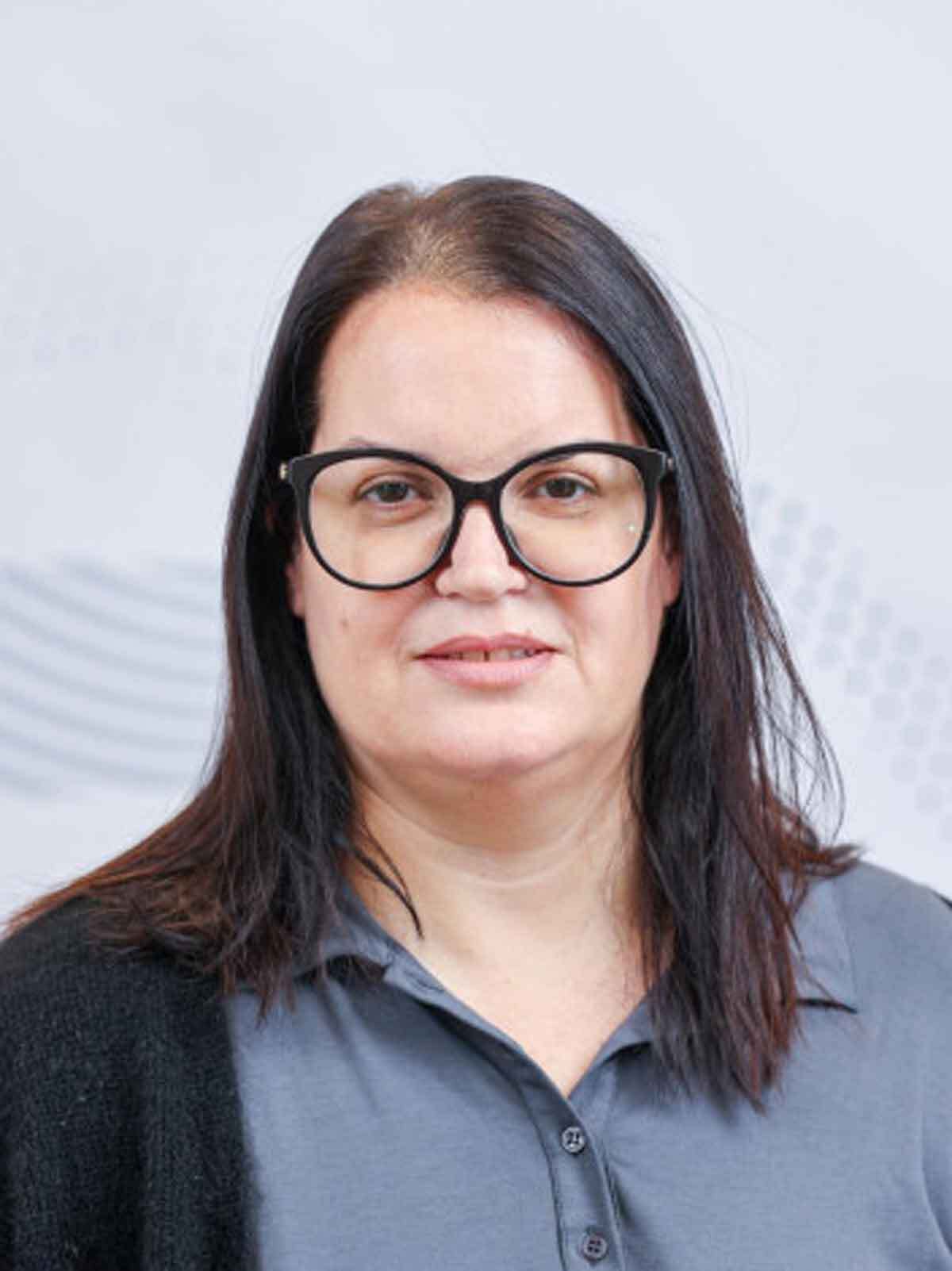 Eine Frau mit Brille