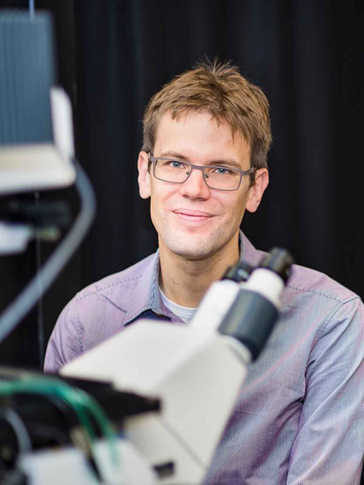 Ein lächelnder Mann mit Brille