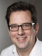 Ein Portrait von einem Mann mit Brille