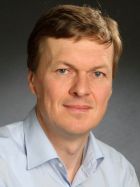 Ein Portrait von einem Mann in einem Hemd