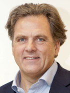 Ein Portrait von einem Mann im Anzug