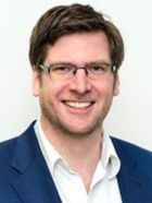 Ein Portrait von einem jungen Mann im Anzug